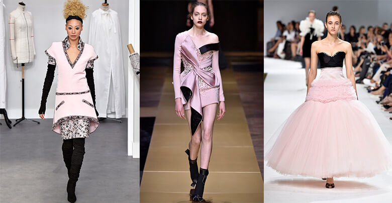 Modelos desfilando com roupas rosa claro e preto