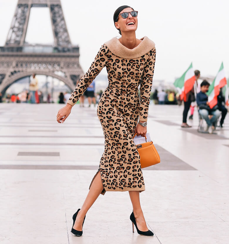 Giovanna Battaglia de vestido de onça em frente a Torre Eiffel