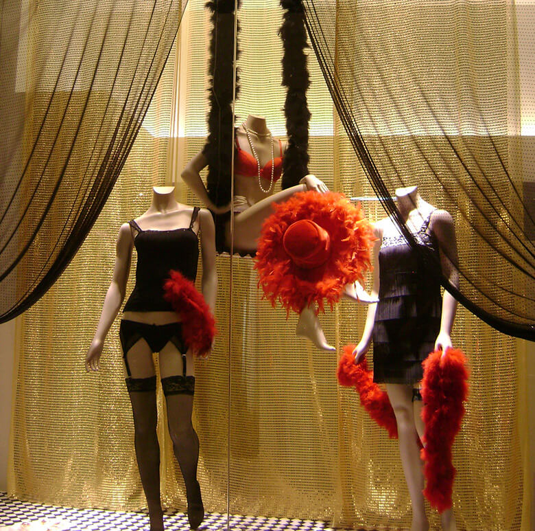 Vitrine com manequins de lingerie