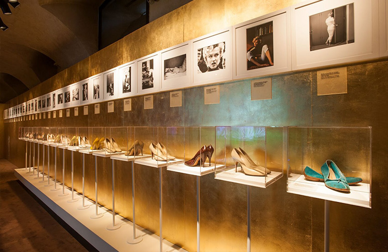 Museu com vários sapatos de salto expostos