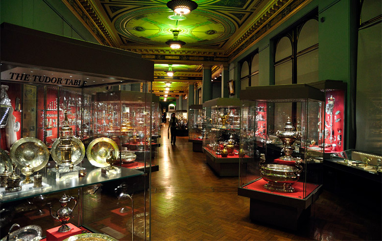 Sala com vários objetos antigos expostos em vitrines
