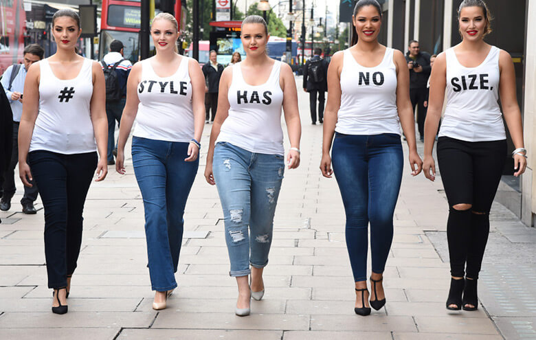 Mulheres plus size de jeans e camisetas brancas