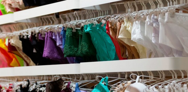 Várias lingeries penduradas em cabides lado a lado