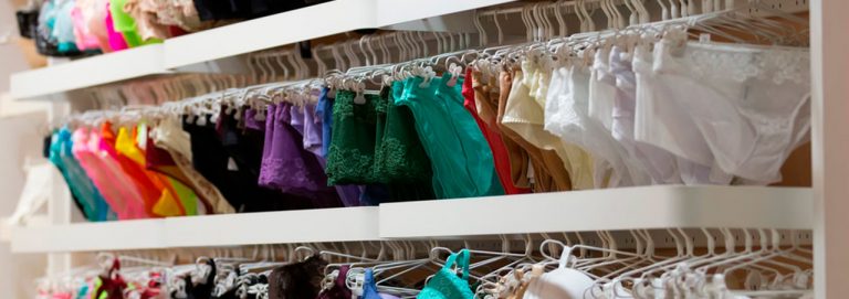 Várias lingeries penduradas em cabides lado a lado