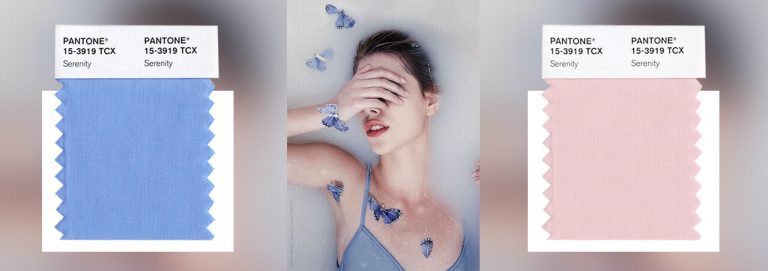 Mulher com sutiã azul serenity e dois tecidos com rosa quartz