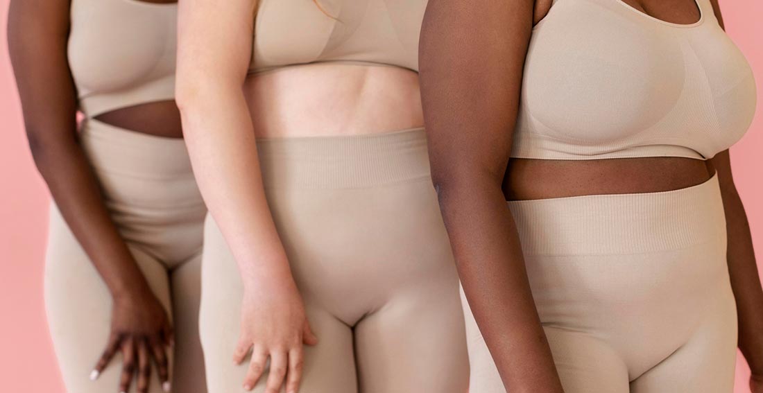 imagem close do meio do corpo de três mulheres usando cintas modeladoras