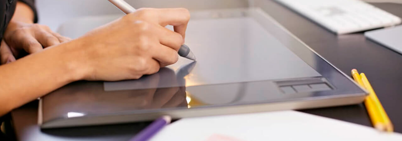 Pessoa escrevendo com uma caneta no tablet