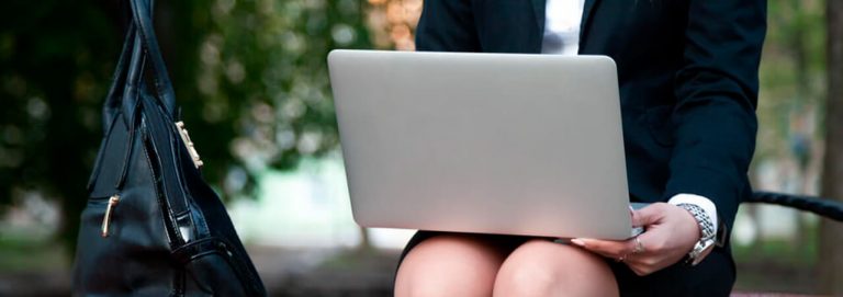 Mulher com laptop no colo