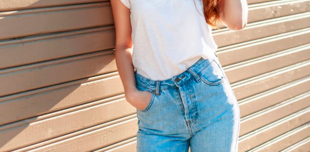 Mulher usando calça jeans de cintura alta e camiseta branca
