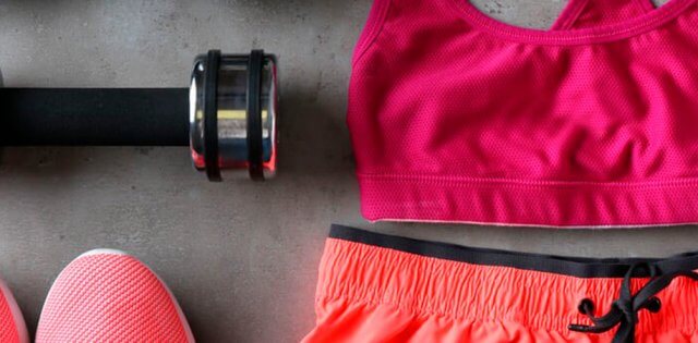 Tênis rosa, shorts laranjado e top laranjado de academia