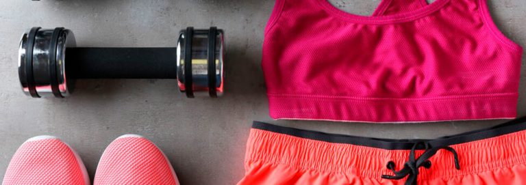 Tênis rosa, shorts laranjado e top laranjado de academia