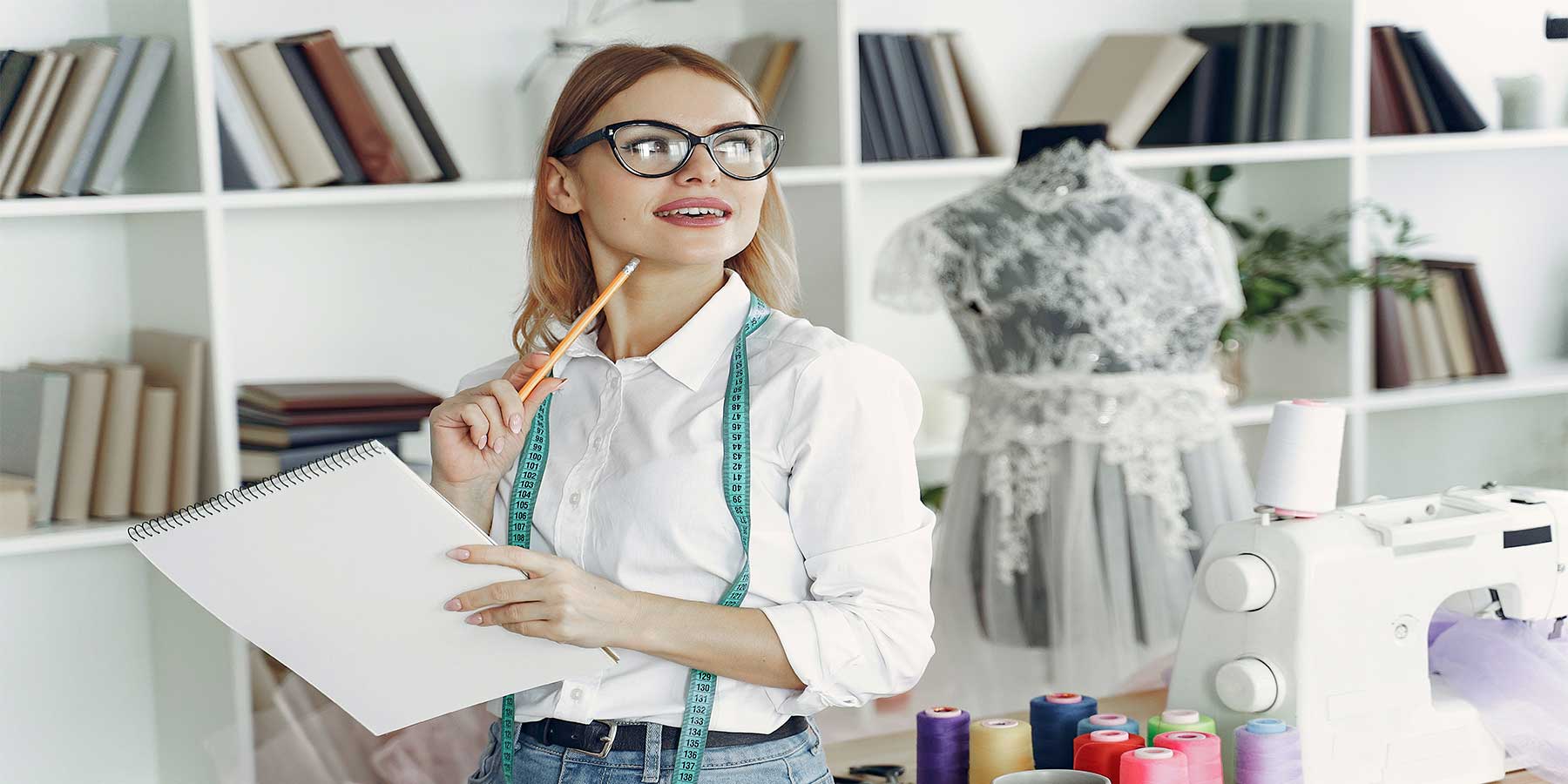 Estilista preenchendo fichas técnicas de confecção