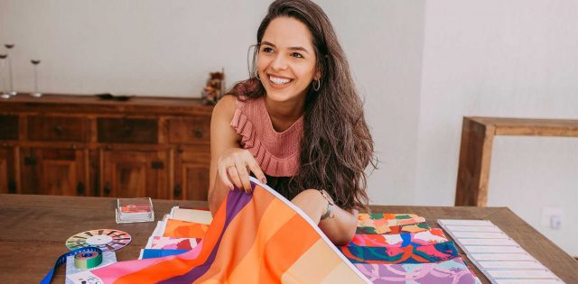 mulher sorridente usando o o círculo cromático para produções de moda