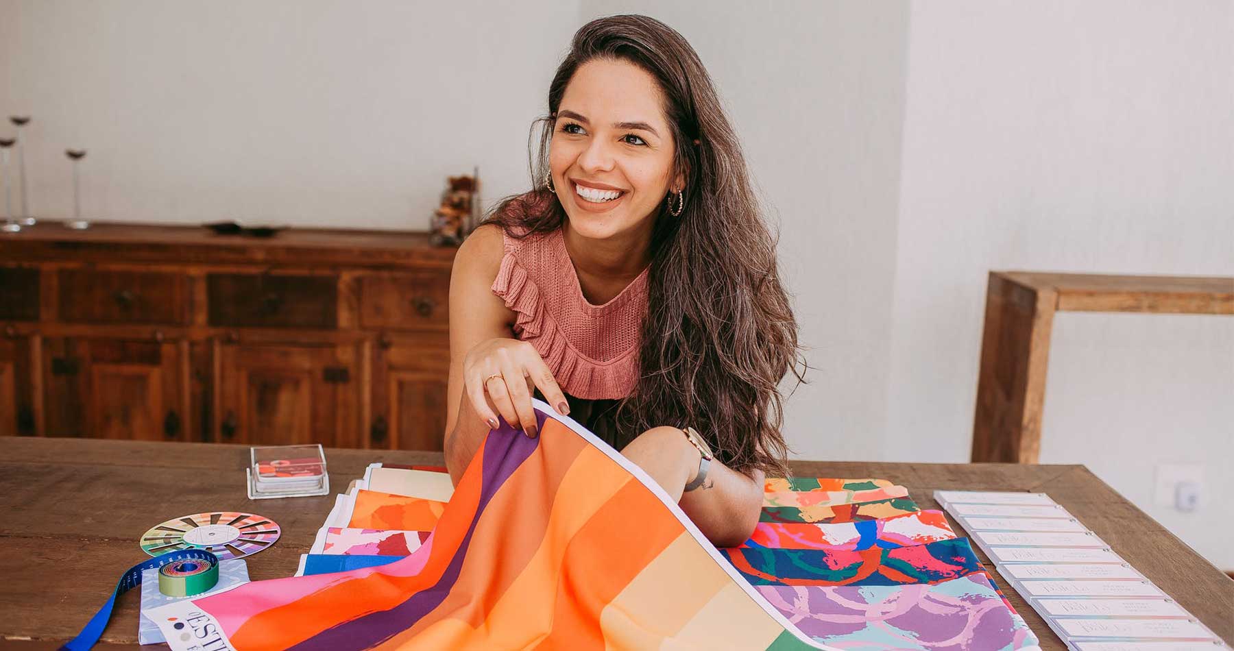 mulher sorridente usando o o círculo cromático para produções de moda