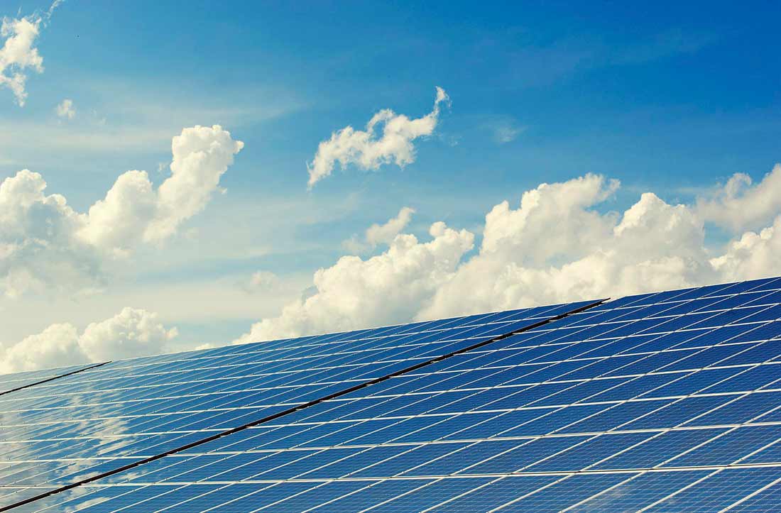 Painéis solares mostrando como forma de sustentabilidade na indústria têxtil