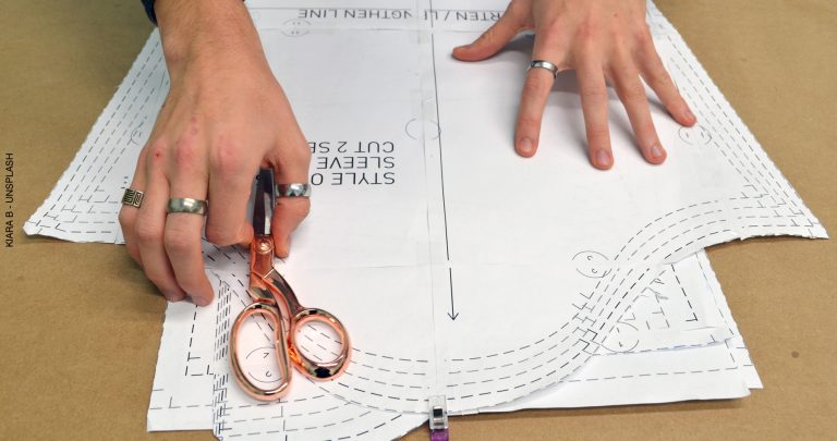 imagem de modelista realizando desenho de modelagem de roupas