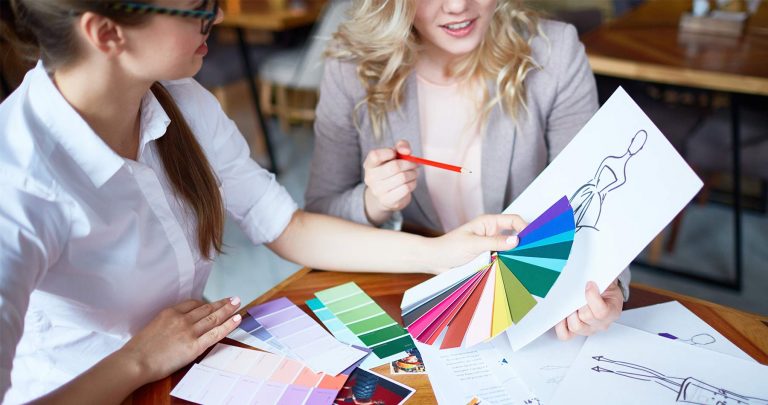 mulher desenhando um croqui de moda