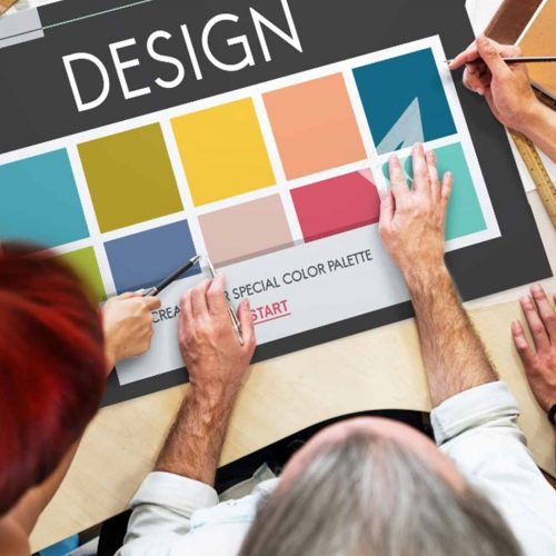 equipe de trabalho reunida em processo de design thinking