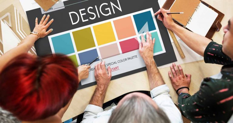 equipe de trabalho reunida em processo de design thinking