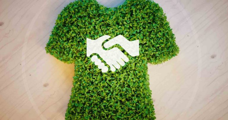 desenho de camiseta verde com icone em referencia a moda sustentável