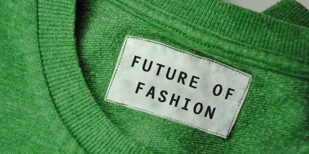 camseta verde com etiqueta escrito "future of fashion" em referencia a moda sustentável