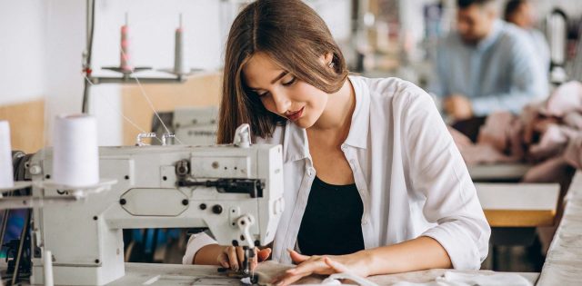 mulher costurando em sua máquina de costura