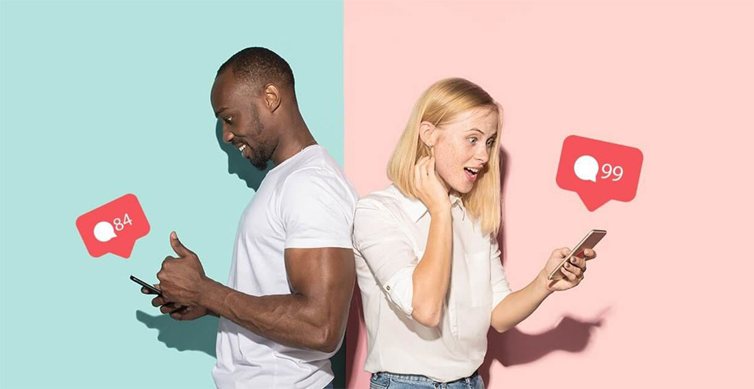duas pessoas, de costas, mexendo no celular, em um fundo azul e rosa