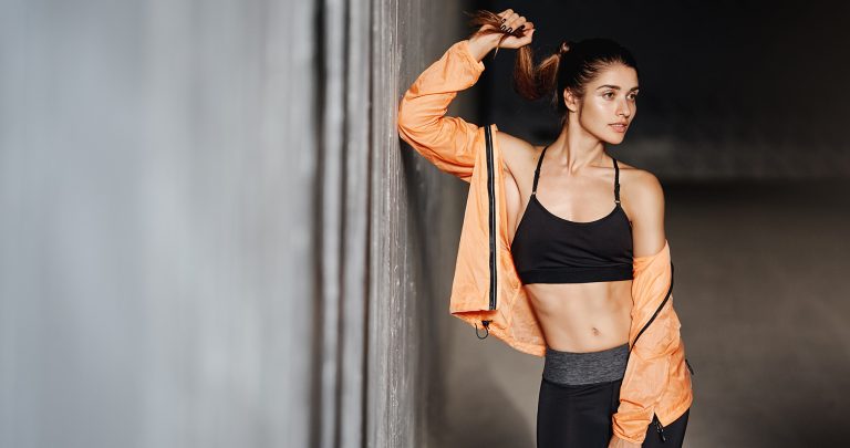 mulher usando roupas no estilo moda esportiva