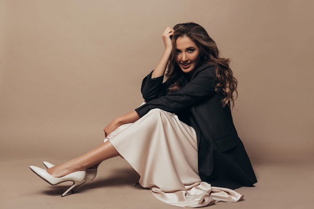 mulher vestida com saia, blazer e sapato social, look que mostra a influência do old money na moda