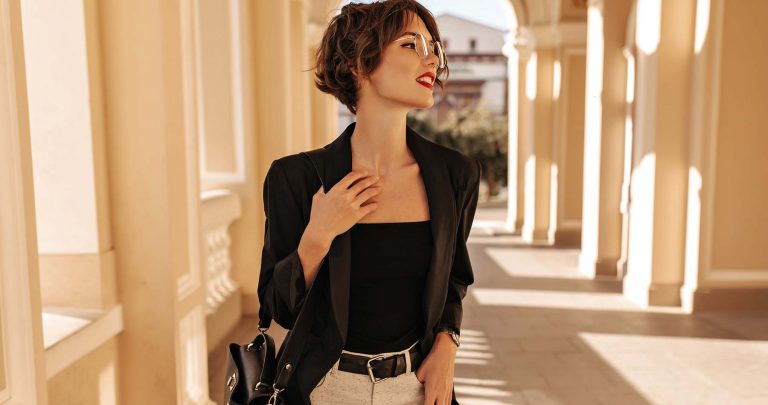 exemplo de mulher vestindo roupas da moda atemporal