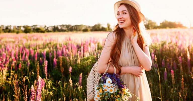 mulher passeando por campos, vestida de acordo com a tendência cottagecore