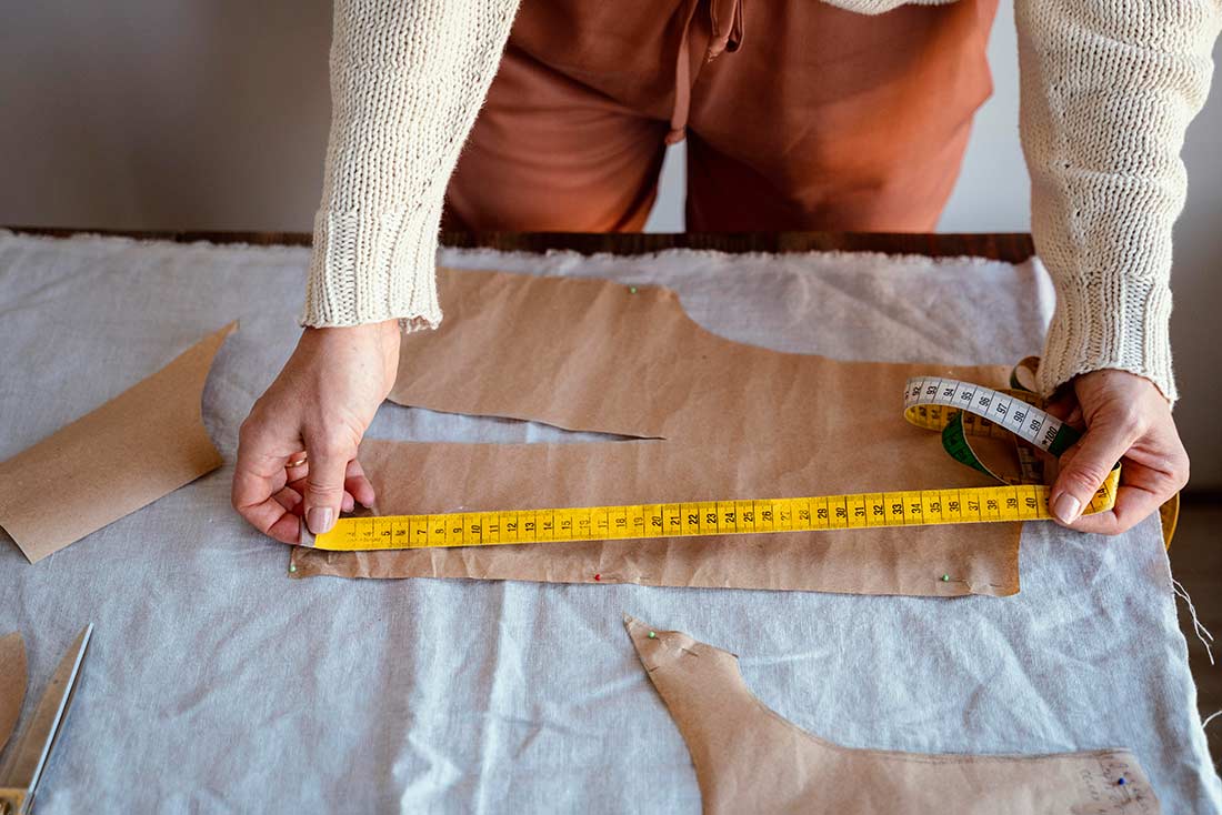 mulher realizando medição de molde em um dos tipos de encaixe para reduzir custos de produção