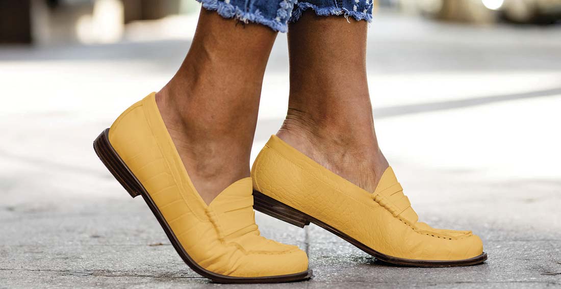 imagem focada de um loafer amarelo, um dos calçados da moda 2022/23