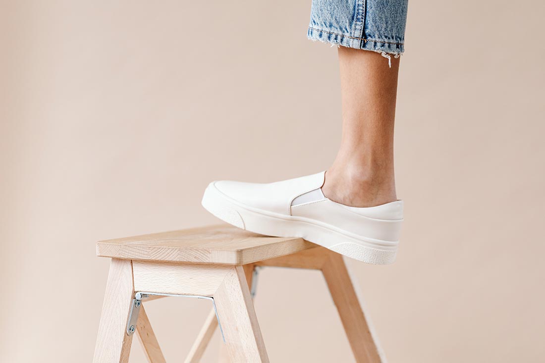 tênis slip on branco, um dos calçados da moda 2022/23