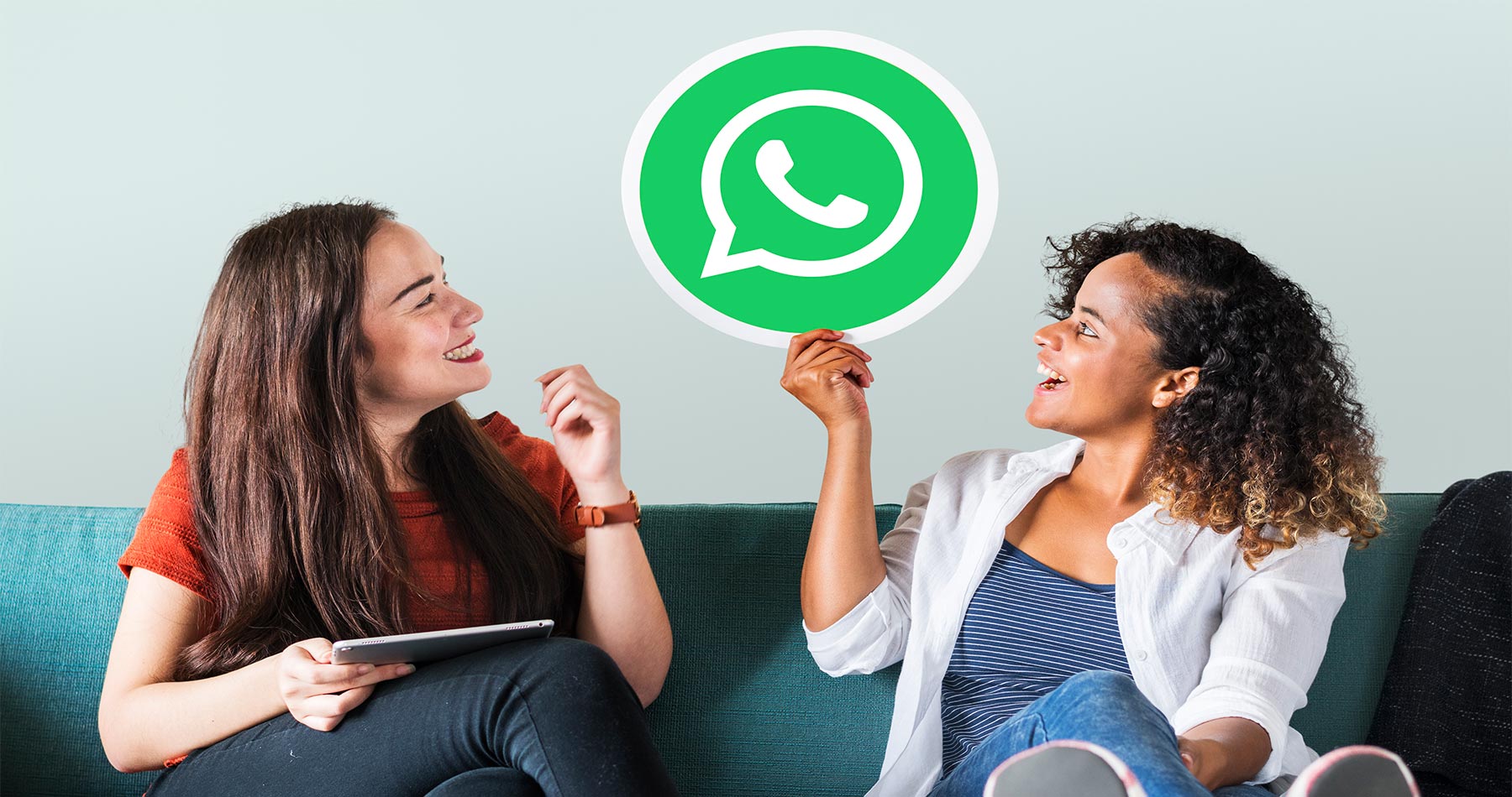 moças conversando sobre whatsapp business