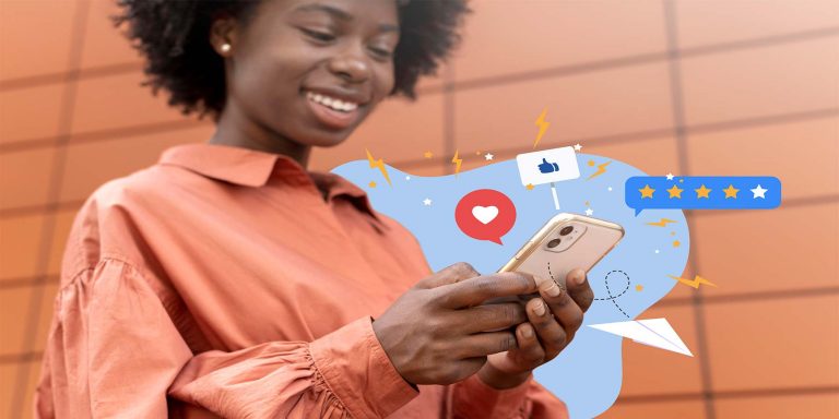 Cliente com celular na mão satisfeita com customer experience