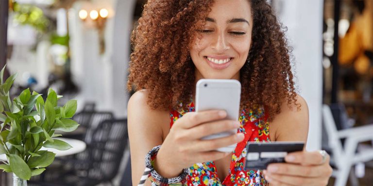 Mulher com compras demonstrando o que é consumidor do futuro 2023