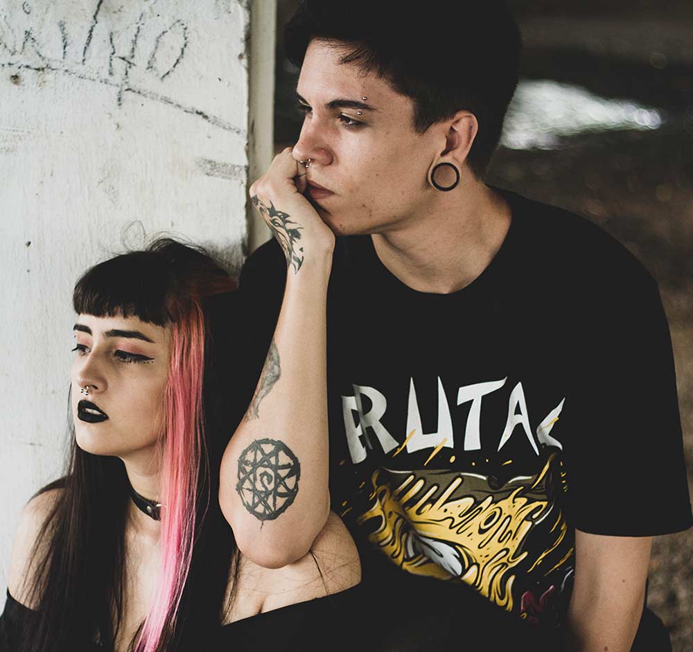 casal de adolescentes adeptos ao estilo emo