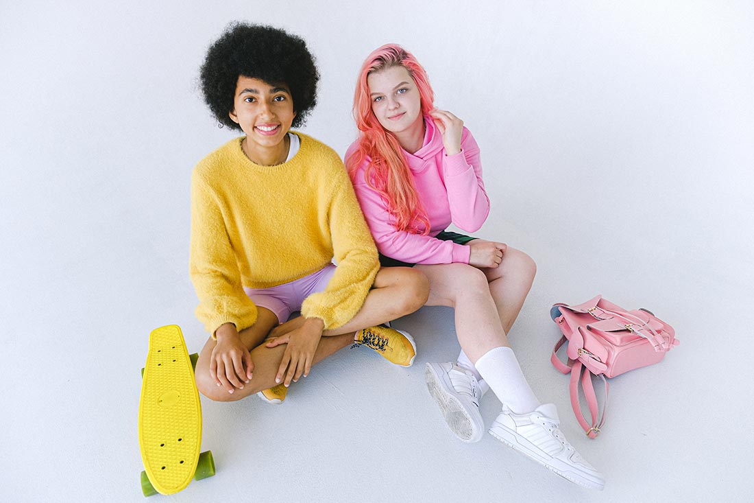 Duas adolescentes vestindo roupas da moda e geração Z