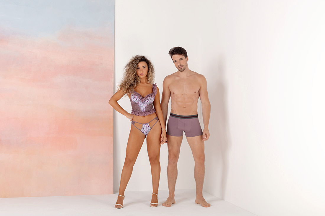 casal de modelos usando lingeries dentro do orçamento de coleção de moda íntima