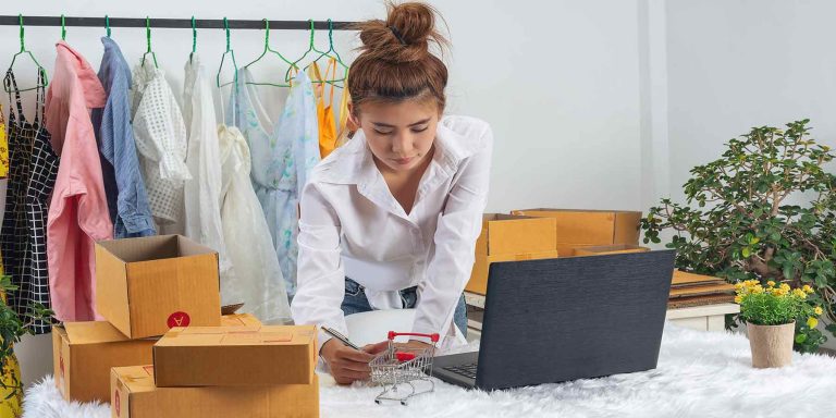 Empresária preparando produtos para expor na vitrine virtual da sua loja