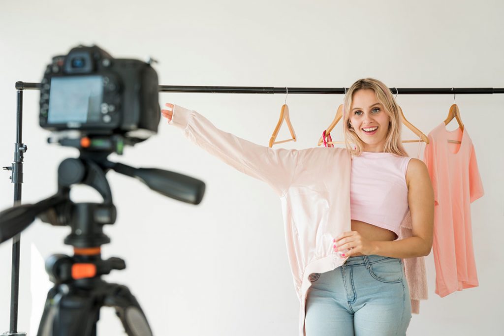 Jovem influenciadora loura vestindo camisa para seus seguidores do Instagram Reels