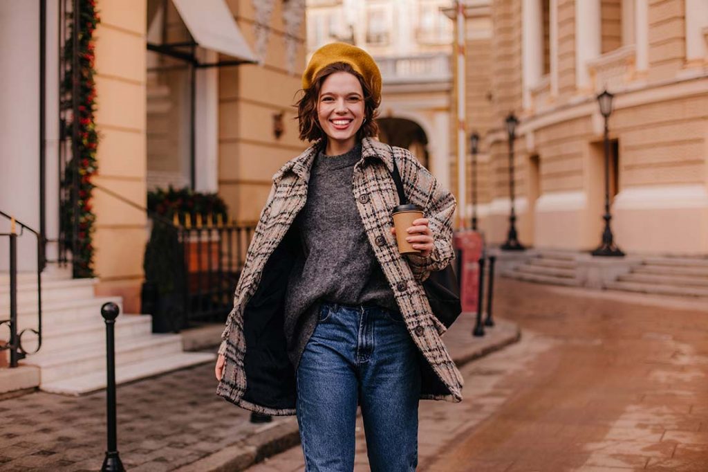 mulher de boina e blazer de frio dentro da a moda outono/inverno 2022