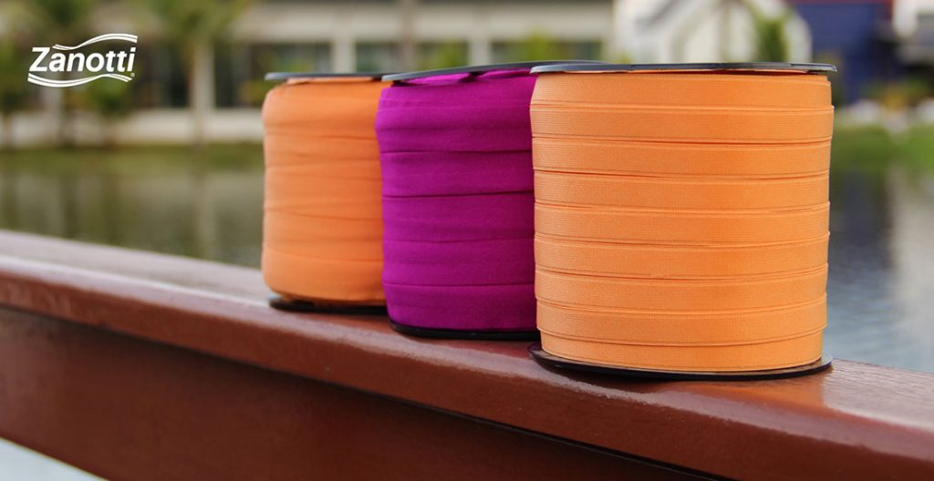 Carreteis de elásticos da cor da moda e suas combinações com cores vibrantes