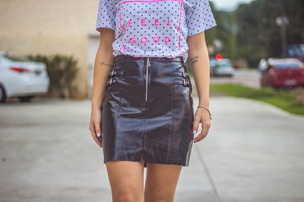 menina de mini saia de couro mostrando como usar a lingerie certa com o look