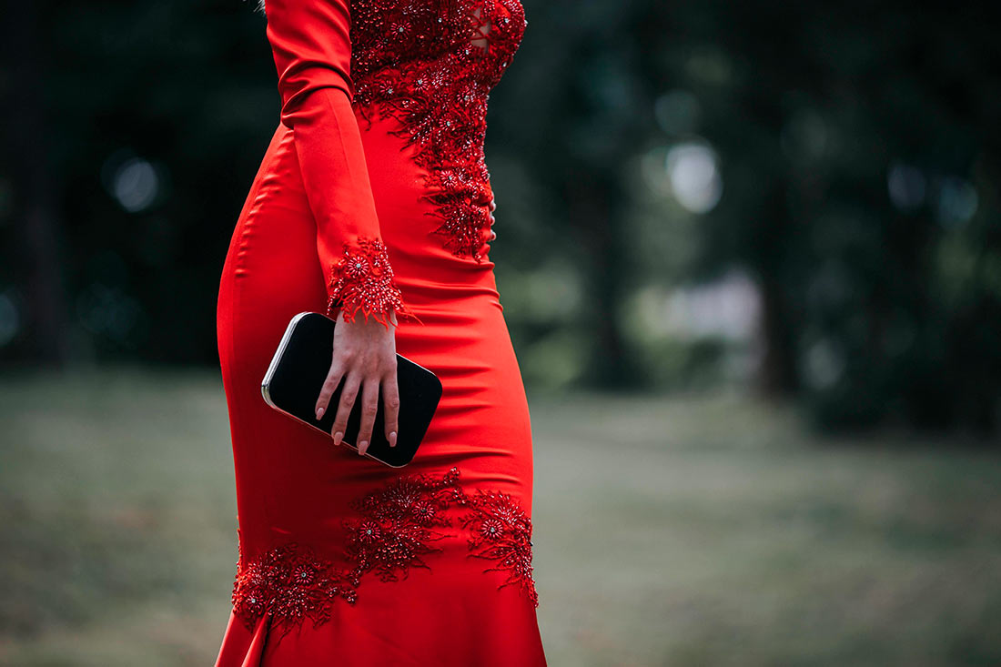 Mulher com vestido vermelho justo usando a lingerie certa para esta roupa