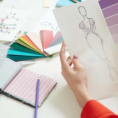 Estilista de moda trabalhando com o circulo cromático das cores