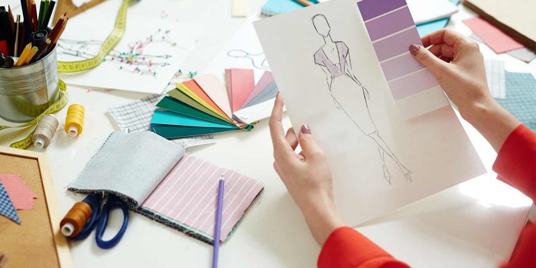 Estilista de moda trabalhando com o circulo cromático das cores