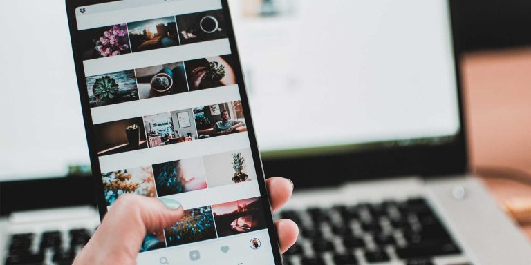 Feed organizado no Instagram na tela de um celular