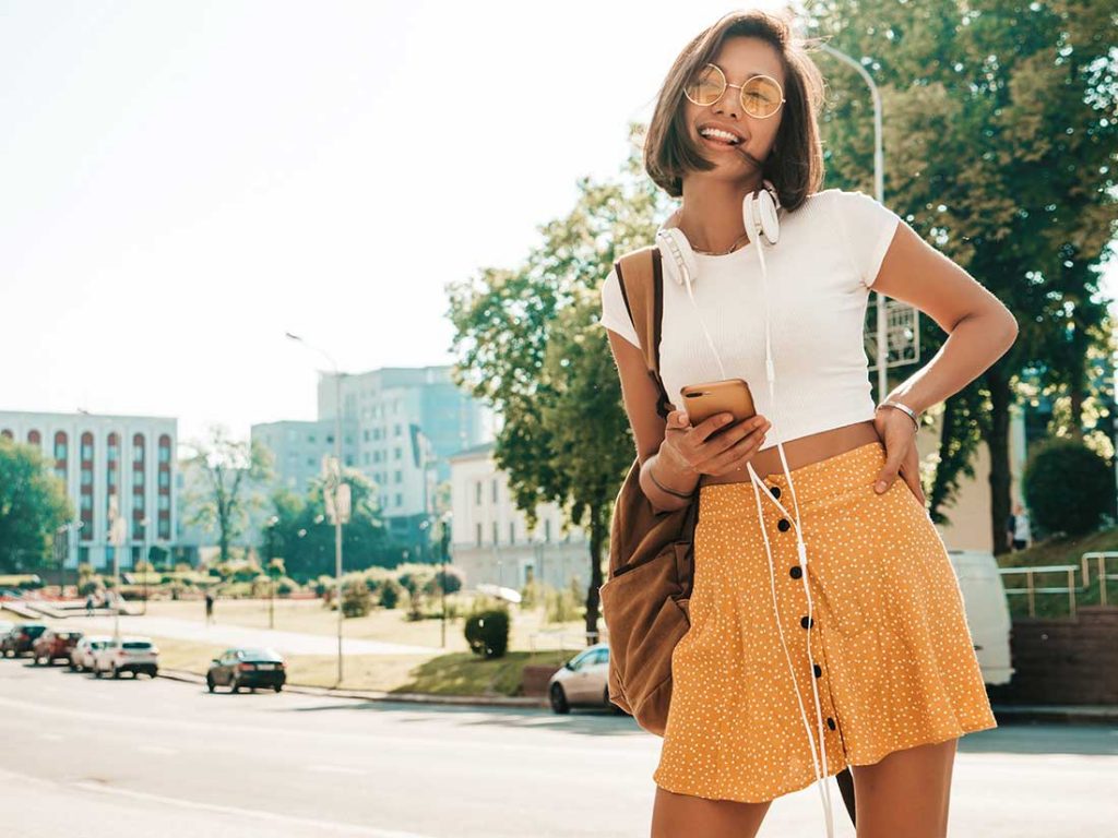 Mulher jovem usando roupas atualizadas na tendência boho chic